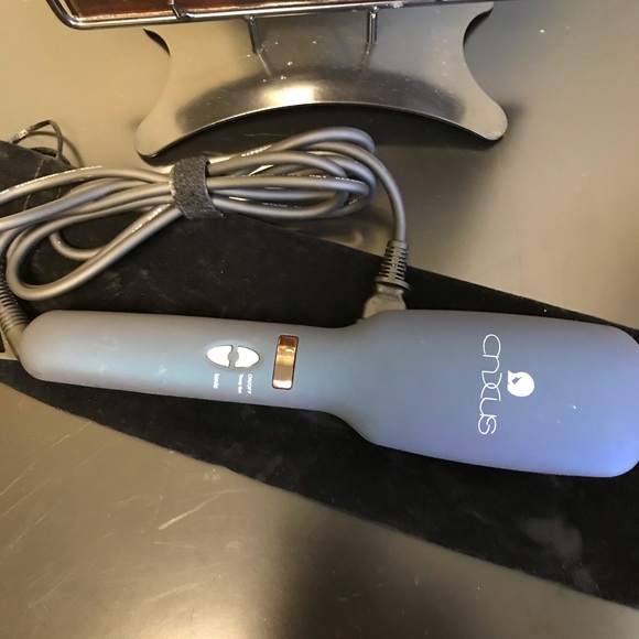 NEW IONIC STRAIGHTENING BRUSH - Picture 2 of 4